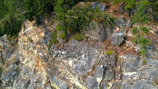 在4k山顶上做瑜伽的女人视频下载