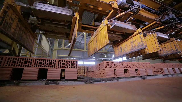在现代化生产线上组装砖的自动化机器。视频素材