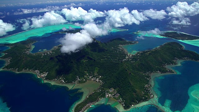 空中Bora Bora Otemanu山热带水上平房视频下载