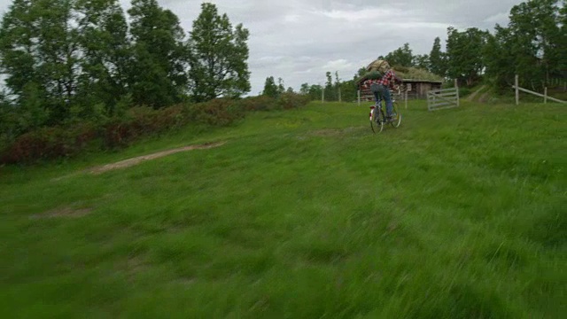 在荒野中骑车。旧的小屋。无人机的观点视频素材