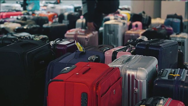 旅客的行李箱视频素材