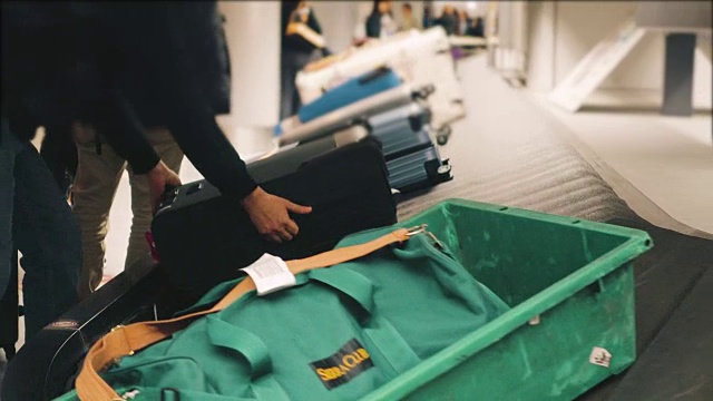 行李在机场的行李认领处。视频素材