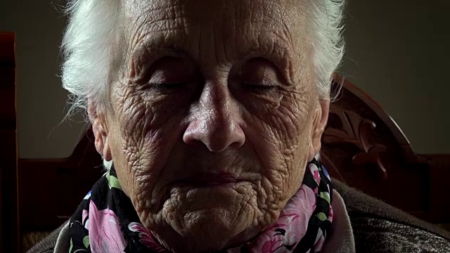 一个善于思考的老妇人，回顾了她的一生视频素材