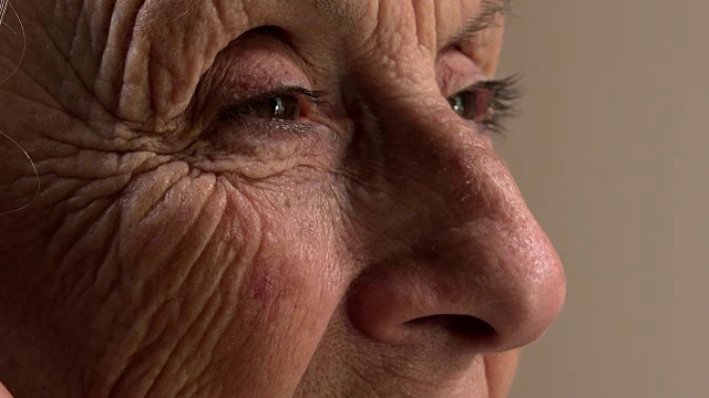 老年妇女富于表情的眼睛视频素材