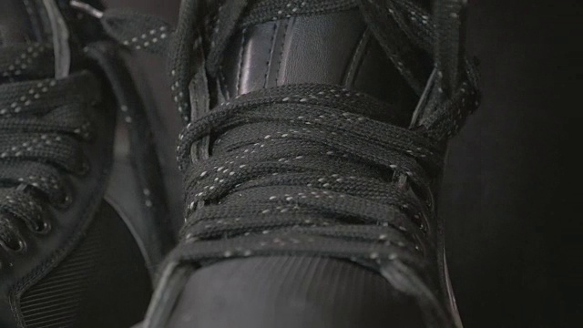 曲棍球运动员收紧鞋带在他的冰鞋上视频素材