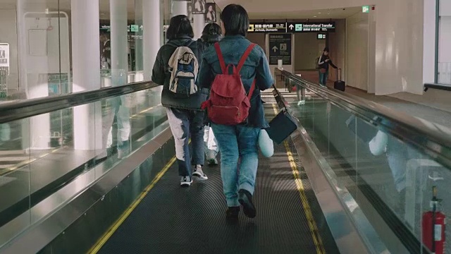 游客在自动扶梯上背包。视频下载