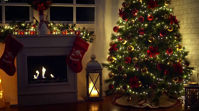 家里壁炉旁的圣诞树视频下载
