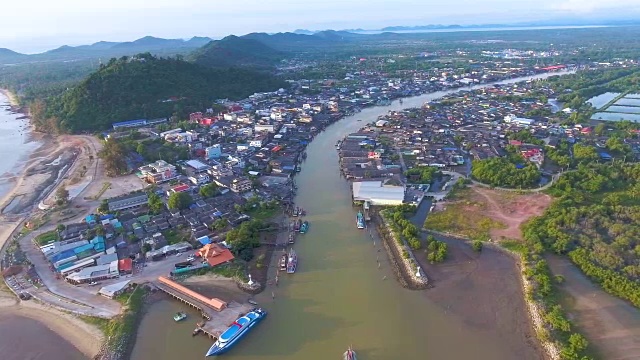 美丽的海港与Jitty沿海岸在渔村与无人机。视频素材