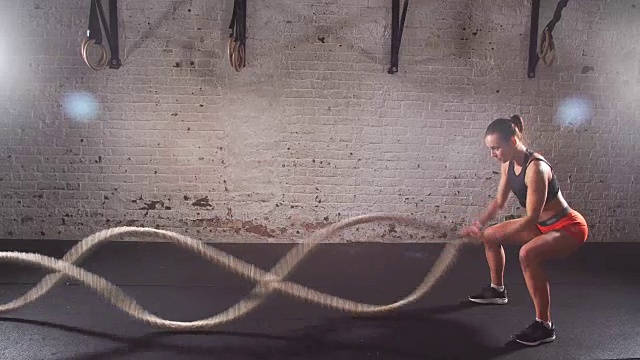 在健身房用格斗绳锻炼的女人视频素材