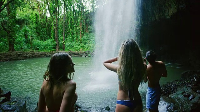 徒步旅行到丛林瀑布的朋友们视频素材
