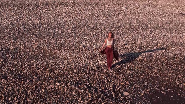 鸟瞰波西米亚女孩在岛上的海滩上放松视频素材