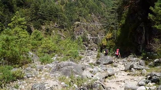 在尼泊尔山区背着背包的游客视频素材