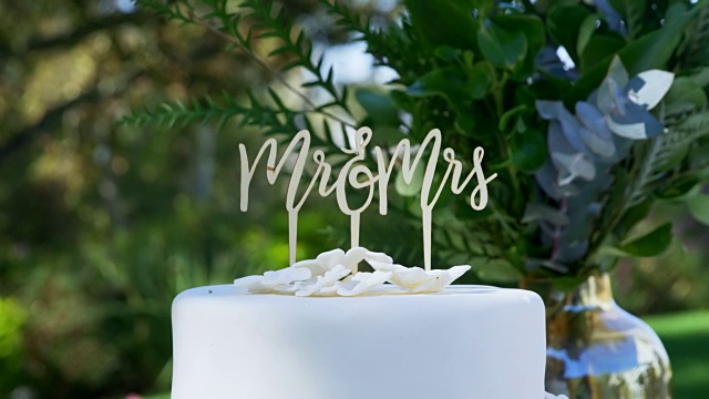 简单的白色婚礼蛋糕与生日标签放置在桌子4K 4K视频下载