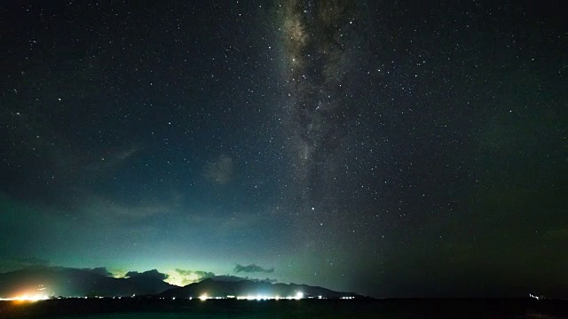 时间推移银河在海滩龙目岛，印度尼西亚视频下载