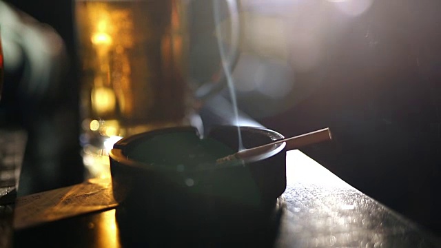 烟灰缸里的香烟，酒吧桌上的啤酒视频下载