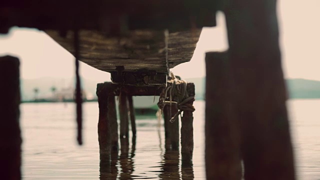 老码头码头在河与水波光粼粼作为美丽的自然背景，1920x1080全高清镜头视频下载