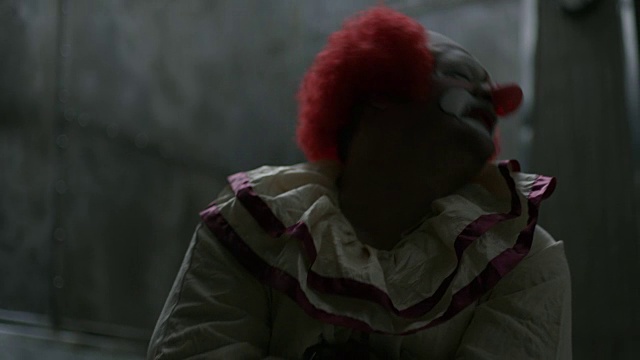 在精神病院挣扎的小丑穿着直筒夹克/雪松山，犹他州，美国视频素材