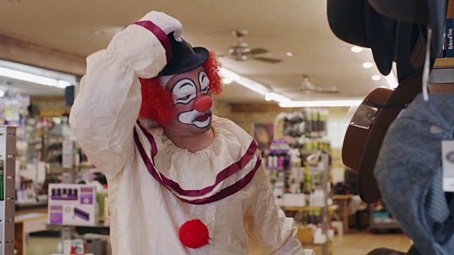 小丑在商店试帽子镜子/愉快Grove，犹他州，美国视频素材