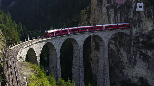 瑞士berina冰川特快上的Landwasser高架桥隧道上的瑞士红色列车视频素材