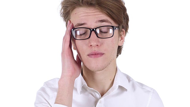 戴眼镜的男人的肖像，表示头痛，压力视频素材
