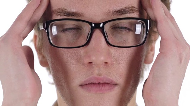 近距离观察戴眼镜的男人的脸，表示头痛，压力视频素材