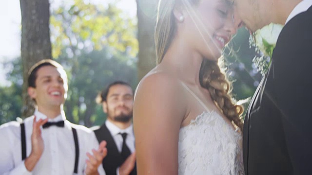 新郎和新娘微笑着站在一起，牵手在婚礼当天4K 4K视频素材