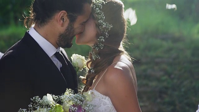 新娘和新郎接吻，在背景的客人抛花瓣4K 4K视频素材
