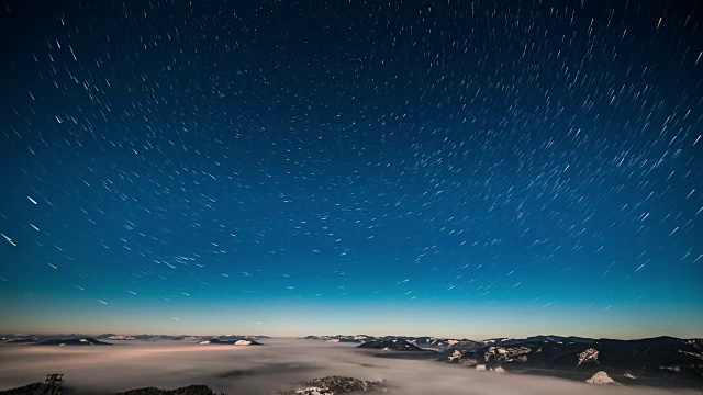 喀尔巴阡山脉的银河时光流逝视频下载