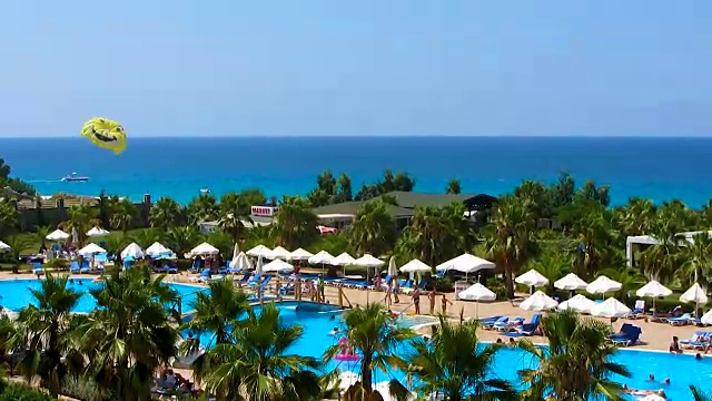 酒店窗外是美丽的海景，在异国风情的避暑胜地度假视频下载