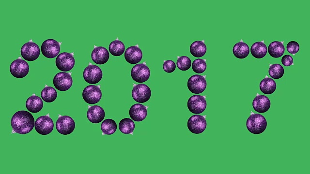 数字的符号由旋转的紫色球组成，用来装饰圣诞树。视频素材