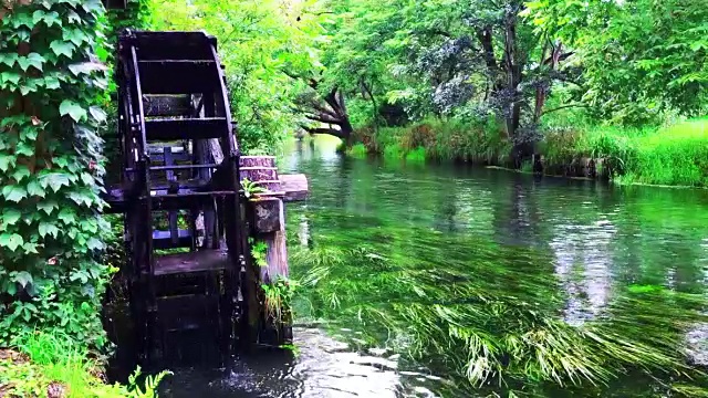 安静的河流和水磨。视频素材