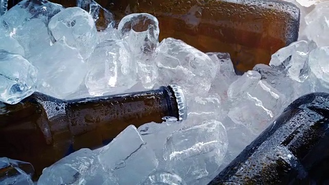 用大量冰块冷藏的啤酒视频素材