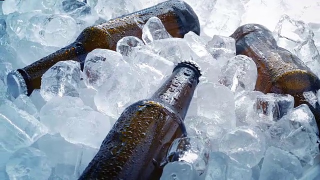 瓶装冰啤酒视频素材