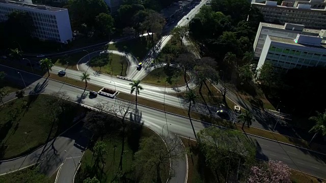在巴西利亚的高速公路交叉路口，空中上升并倾斜到汽车上视频素材