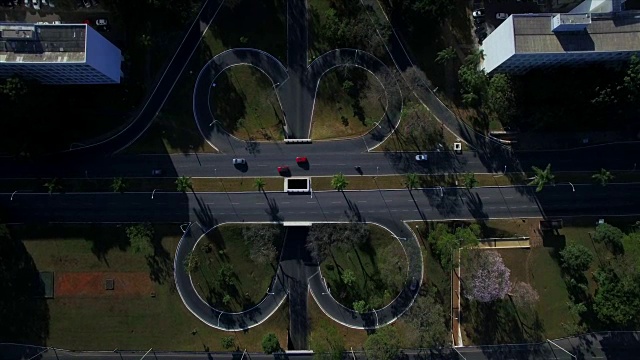 在巴西利亚的交叉道路上，空中从上到下视频素材