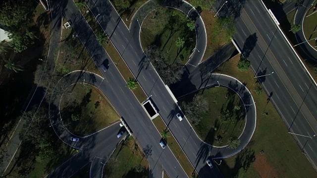 在巴西利亚的交叉道路上，空中旋转并自上而下下降视频素材