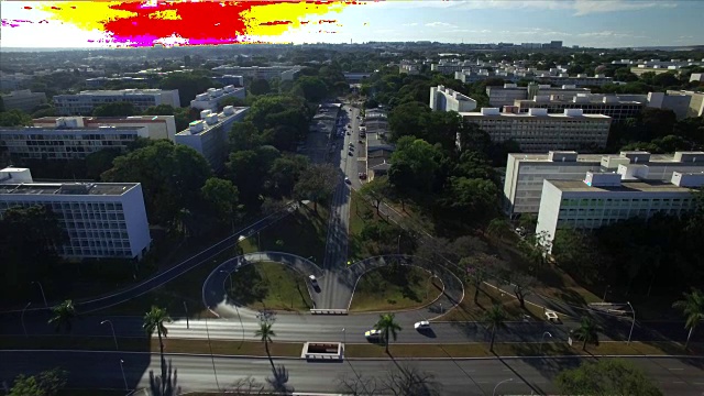 在巴西利亚的交叉道路上，空中向后倾斜视频素材