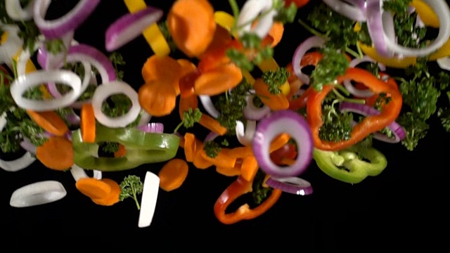 五颜六色的蔬菜落下，慢镜头视频素材