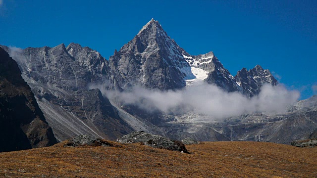 喜马拉雅山上的云和山视频素材