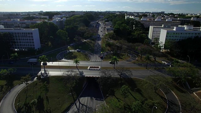 空中降落在巴西利亚十字路口视频素材