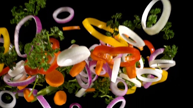 五颜六色的蔬菜落下，慢镜头视频素材