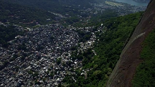 贫民窟天线:巴西里约热内卢Rocinha贫民窟的高山镜头视频下载