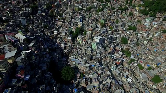 贫民窟天线：在巴西里约热内卢的Rocinha贫民窟上空向后倾斜视频下载