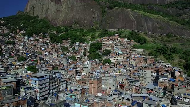 空中贫民窟:巴西里约热内卢的Rocinha Favela，背景是一座山视频下载