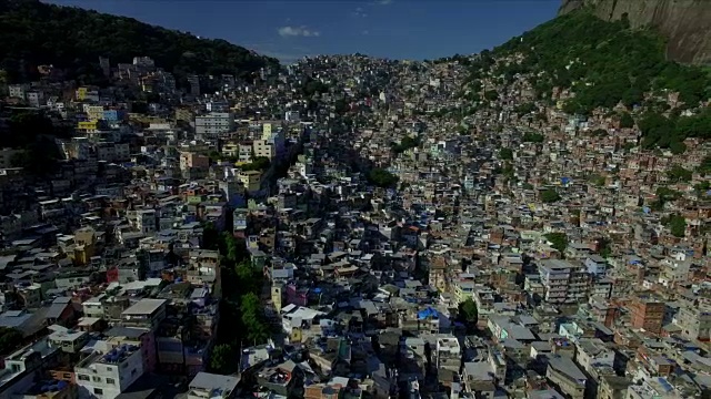 Favela Aerials:横过巴西里约热内卢的Rocinha Favela视频下载