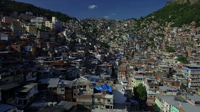 贫民窟空中:前锋进入巴西里约热内卢的Rocinha Favela视频下载
