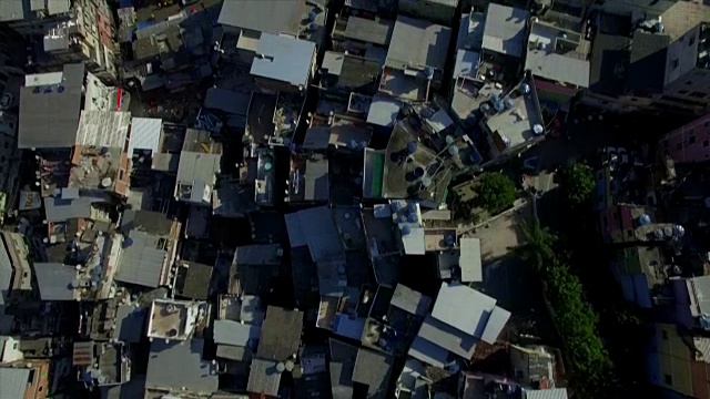 Favela aeriers:从Favela向上倾斜，可以看到巴西里约热内卢的富有公寓视频下载
