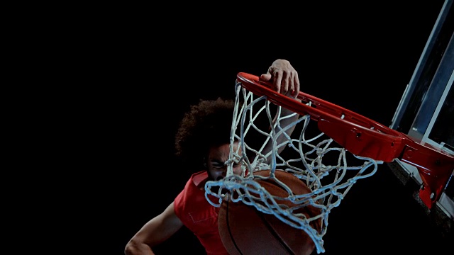 速度坡道穿着红色衣服的男子篮球运动员做扣篮视频下载