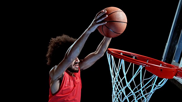 速度坡道穿着红色t恤的男篮球运动员做一个扣篮视频下载