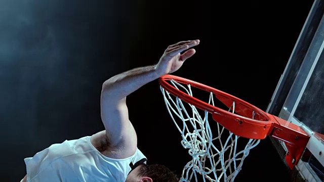男篮球运动员做一个扣篮视频下载